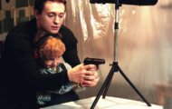 Саша Белый учит сына стрелять